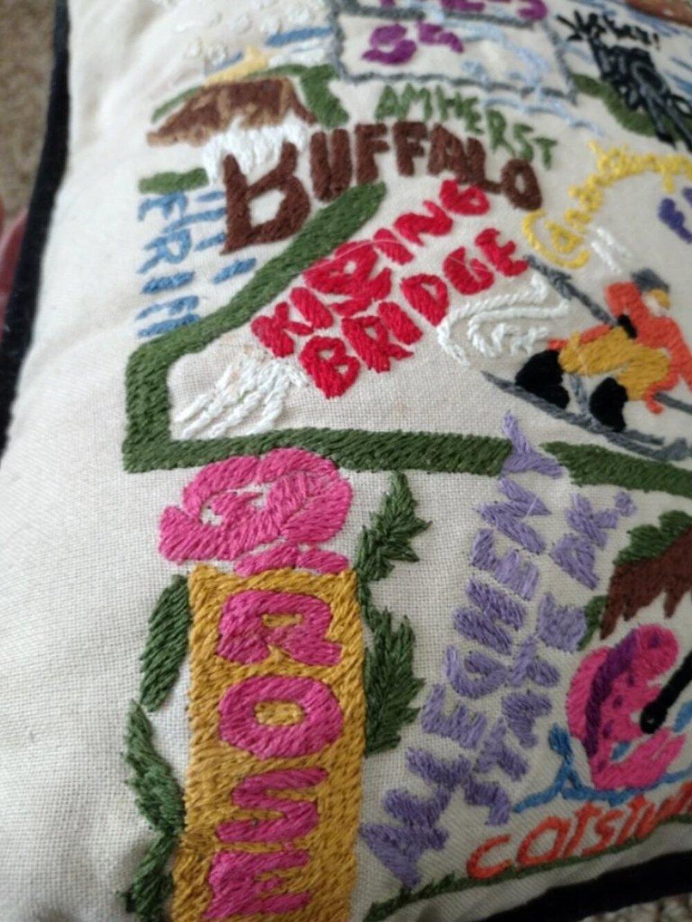 Catstudio New York Pillow Hand Embroidered, Iconic Places - Picture 5 of 16